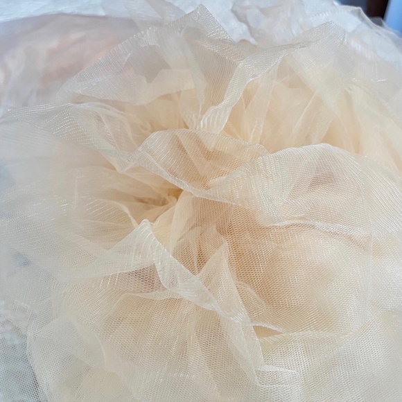 Tulle Maternity Photoshoot Gown - Champagne - Picture 4 of 9